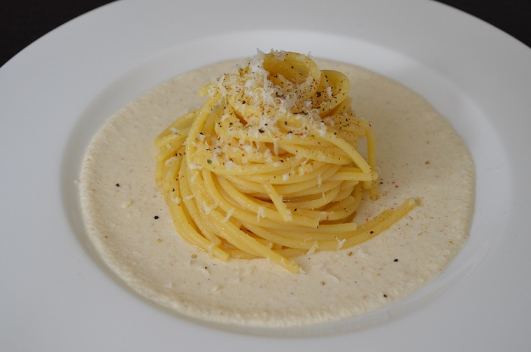 Spaghetti aglio, olio e pepe su Fonduta di Parmigiano